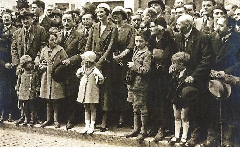 Kontakt mit dem Volk schaffen. Kronprinzessin Astrid verolgt mit ihrer Tochter eine Parade für ihren Schwiegervater. Foto: Germaine  van Parys. Aus: "Alexis Schwarzenbach, Königliche Träume".