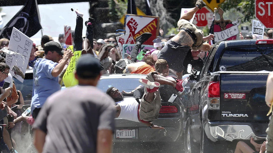 Das Auto, gesteuert von James Alex Fields Jr. aus Ohio, rast mit einer Geschwindigkeit von 80 km/h in die Gruppe friedlicher Gegendemonstranten. Fields wird festgenommen. (Foto: Pyan Kelly)