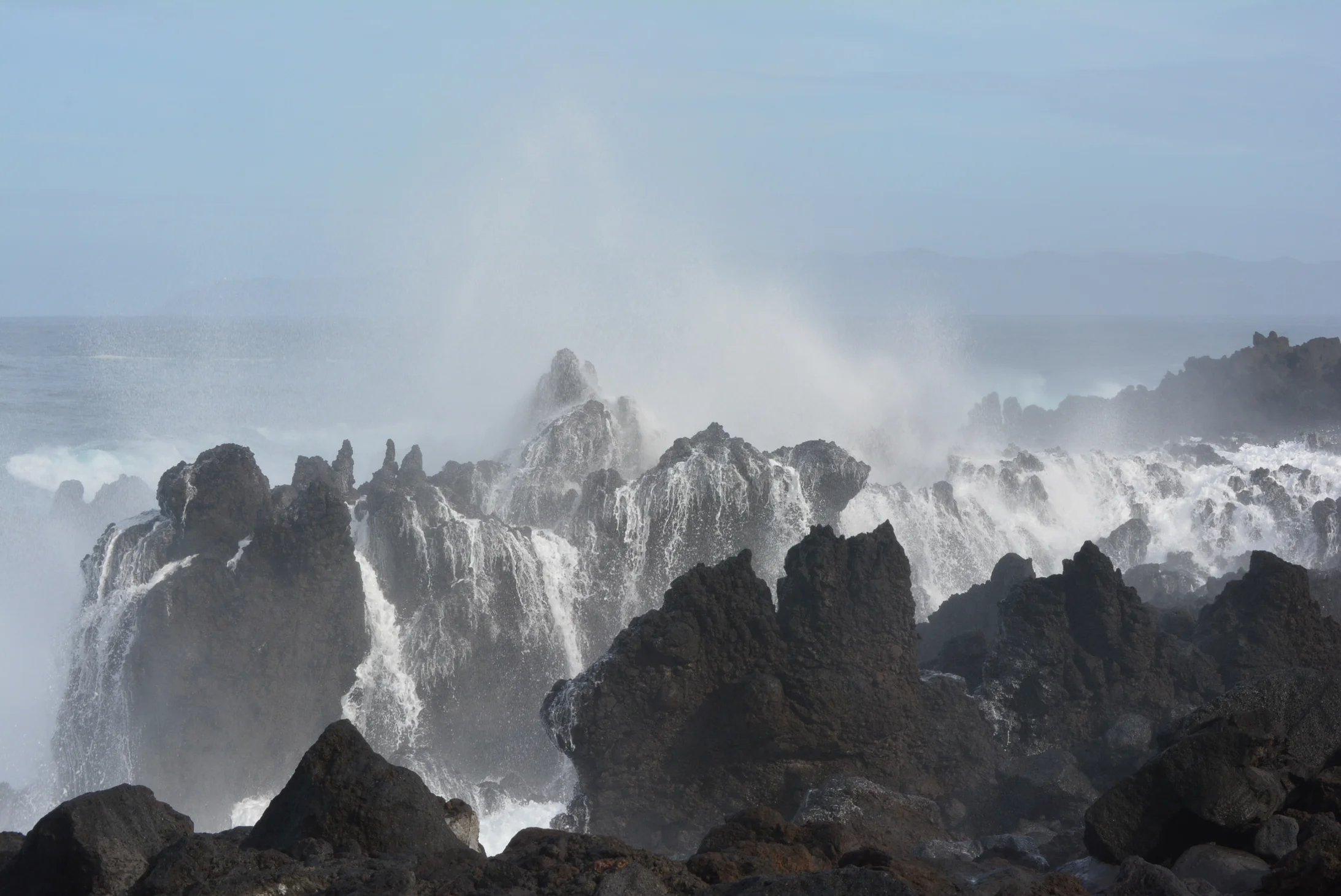 Raue See an der von erstarrter Lava gesäumten Küste von Pico