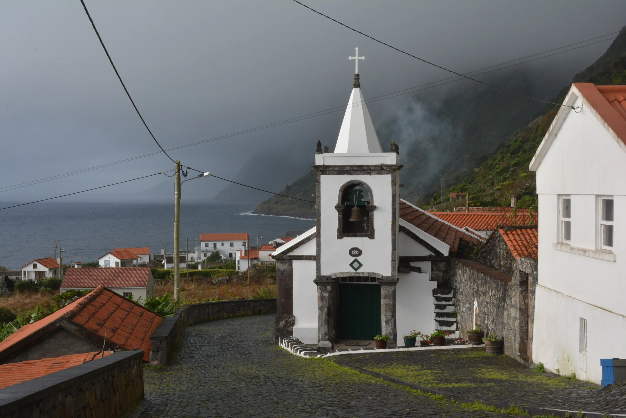 São Jorge - eine winzige Kirche auf einer "Fajã", so heissen die Ebenen am Fusse der mächtigen Steilfelsen. 