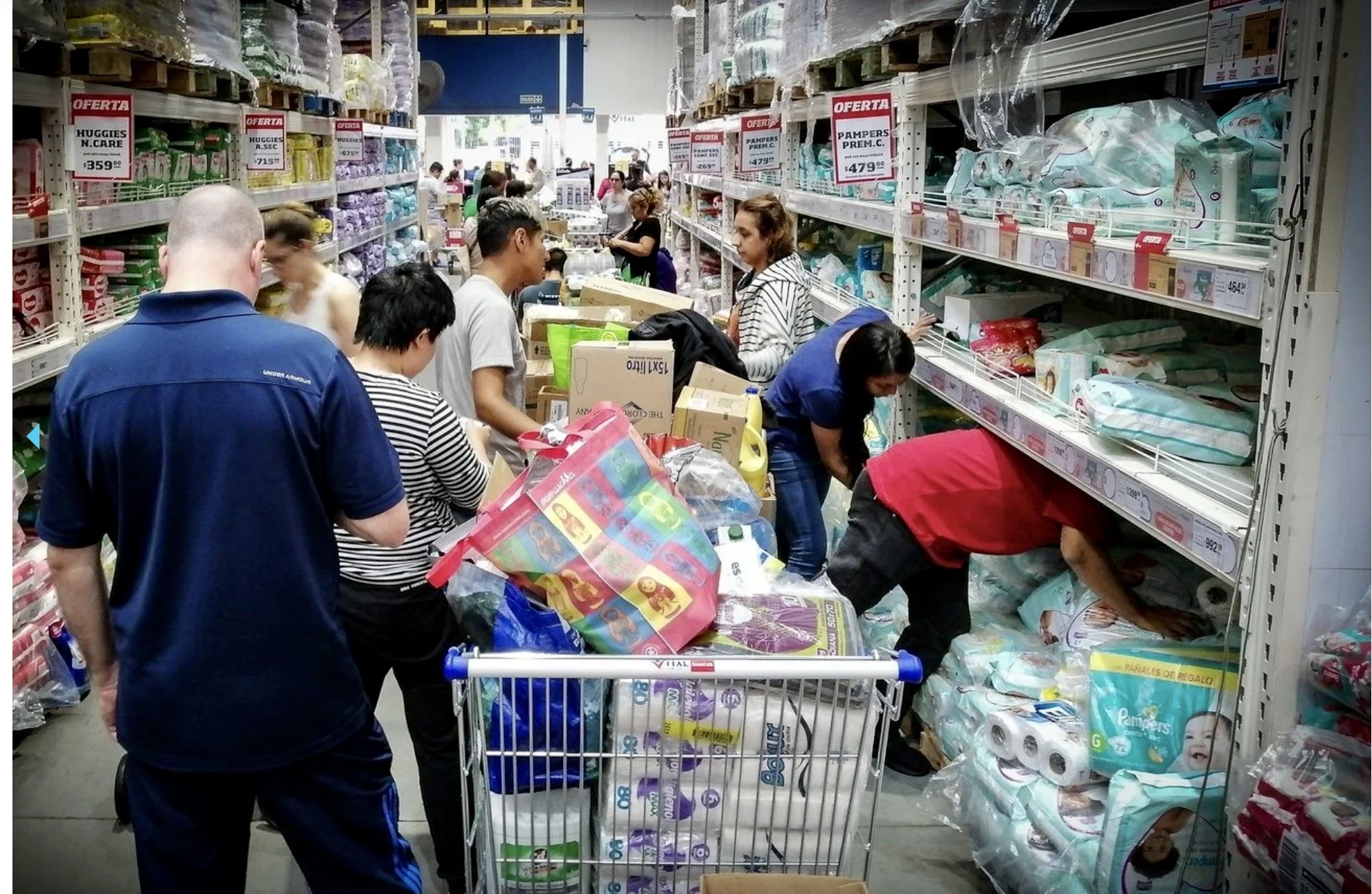 Die Hamster sind los. Die argentinischen Behörden erklären, die Versorgungslage im Land sei gesichert. Das hindert einen Teil der Bevölkerung nicht, die Supermärkte leerzukaufen. Das Bild wurde am Samstag in Buenos Aires aufgenommen. (Foto: Keystone/EPA/Juan Ignacio Roncoroni)