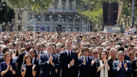 Schweigeminute nach den Anschlägen in Barcelona und Cambrils: Von Links: Die spanische Vizepremierministerin Soraya Saenz de Santamaria, Premierminister Mariano Rajoy, König Felipe VI., Kataloniens Regionalpräsident  Carles Puigdemont, Barcelonas Bürgermeisterin Ada Colau und Spaniens Innenminister Juan Ignacio Zoido. In Barcelon war ein Lieferwagen auf der Flaniermeile „Las Ramblas“ in die Menschenmenge gefahren. 13 Menschen wurden getötet, über 100 verletzt. Dem Fahrer gelang die Flucht zu Fuss. Im etwa …