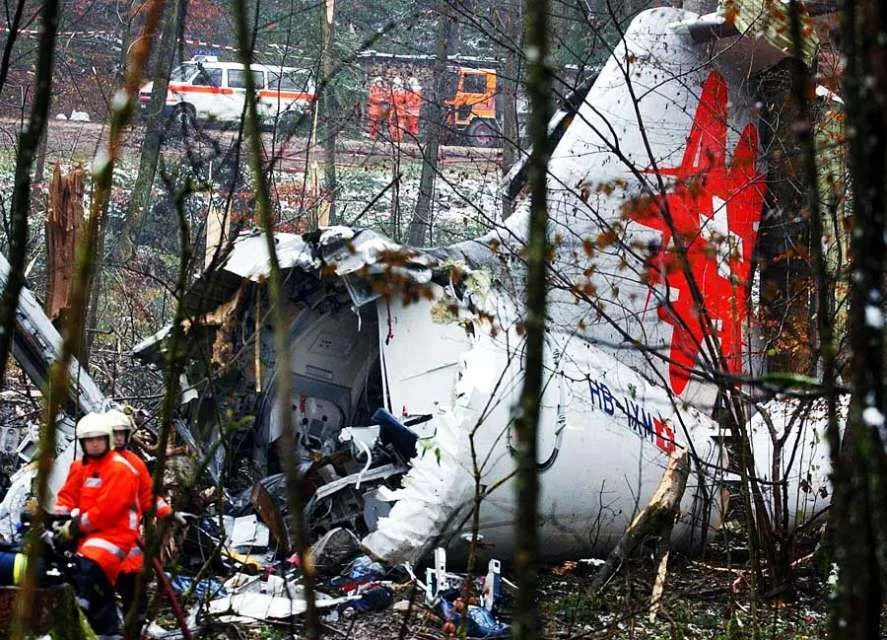 24. November 2001: Bei Bassersdorf (Zürich) stürzt ein Jumbolino der Crossair beim Landeanflug in starkem Schneegestöber ab. Das Flugzeug war auf dem Flug von Berlin-Tegel nach Zürich. 24 Menschen sterben, neun überleben fast unverletzt. Unter den Toten befinden sich der Pilot und der Co-Pilot. Sie hatten laut einer Untersuchung die Mindestsinkflughöhe unterschritten. (Foto: Keystone)