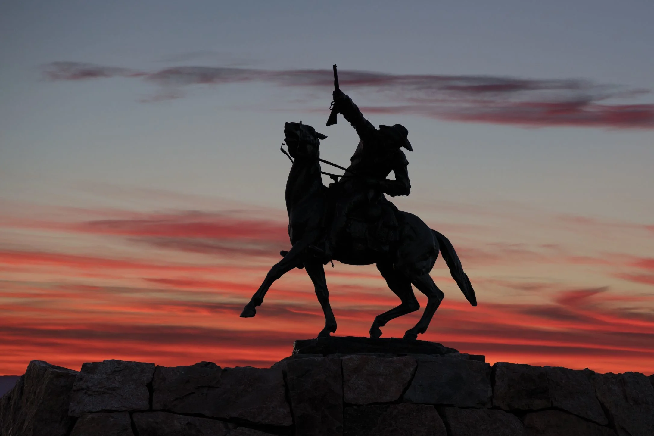 Eine Bronzestatue, die Buffalo Bill zeigt, vor dem Buffalo Bill Center in Cody, Wyoming (Foto: Library of Congress/Carol Highsmith)
