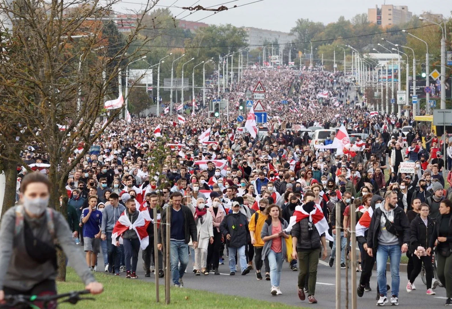 Sonntag für Sonntag demonstrieren zunächst Hunderttausende, dann Zehntausende gegen Lukaschenko. „Uchodi! – Hau ab!“, rufen die Demonstranten. Lukaschenko sagte, die Demonstrationen seien „von aussen“ gesteuert. „Ich erteile dem Verteidigungsministerium die Anweisung, die striktesten Massnahmen zu ergreifen, um die territoriale Integrität unseres Landes zu verteidigen“, erklärte der seit 26 Jahren regierende Staatschef. Die Frage ist, wie lange Putin dem belarussischen Diktator die Stange halten wird. (Fot…