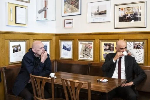 Unermüdlich reisen Bundesrat Alain Berset, rechts, und Daniel Koch, Delegierter des BAG fuer COVID-19, durchs Land und versuchen, Behörden und Bevölkerung von den bundesrätlichen Schutzmassnahmen gegen die Corona-Pandemie zu überzeugen. Im Restaurant Café du Gothard in Fribourg machen sie am 12. Mai kurz Pause. Die eingeleiteten Schutzmassnahmen wirken: die Zahl der Infektionen geht im ganzen Land zurück. Im Herbst steigt sie dann wieder stark an. (Foto: Keystone/Peter Klaunzer) 