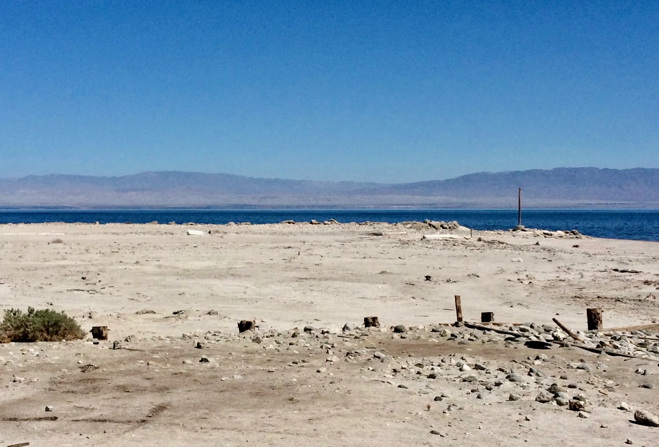 Salton Sea, ehemalige Uferlinie in Desert Beach (Foto: J21, Dieter Imboden)