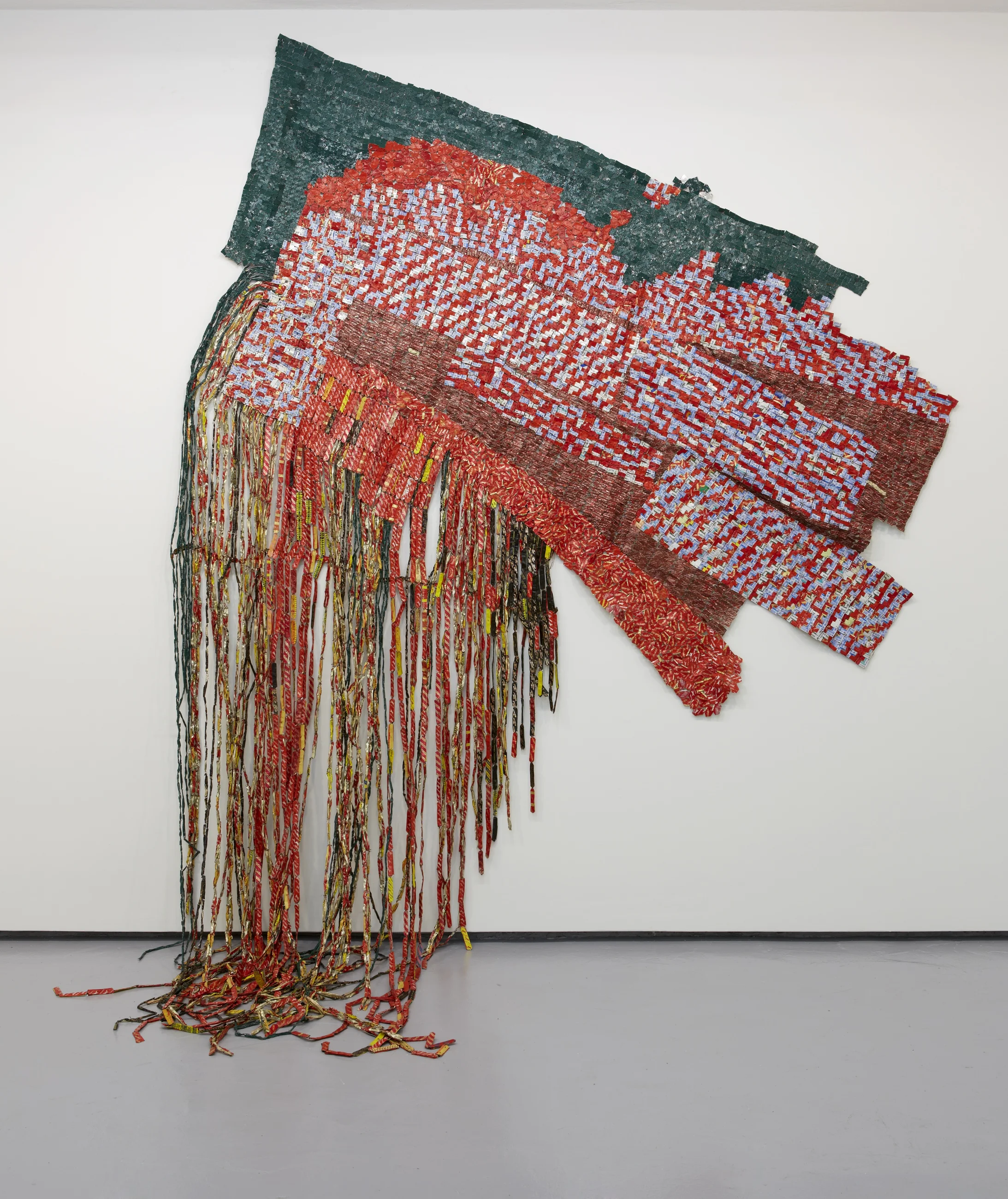 El Anatsui: Awakened, 2012, Gefundenes Aluminium und Kupferdraht 337,8 x 266,7 cm (einschliesslich Quasten), Privatsammlung, USA, © El Anatsui, Courtesy of the artist and Jack Shainman Gallery, New York