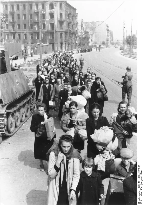 Flüchtende Zivilisten, links ein Panzerjäger Marder II (Bild: Deutsches Bundesarchiv, 101I-695-0423-14, Fotograf: Karl Leher, August 1944)
