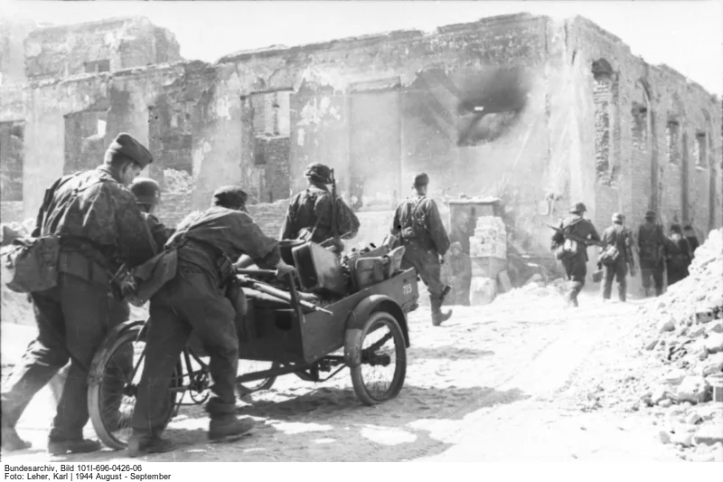 Abfeuern eines Raketenwerfers mit 28-cm-Wurfkörper (Bild: Deutsches Bundesarchiv, 101I-696-0426-14, Fotogtaf Karl Leher, August/September 1944)
