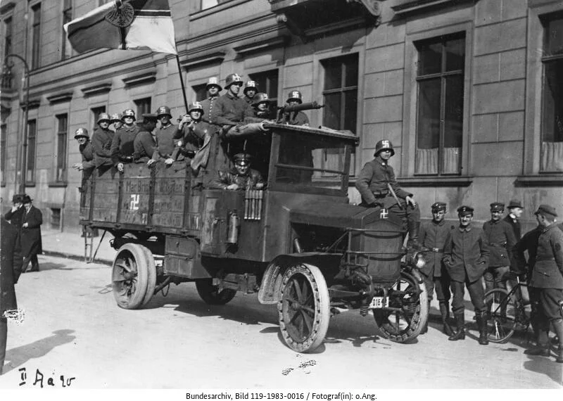 Hackenkreuzen auf Helmen und Autos. (Foto: Deutsches Bundesarchiv) 