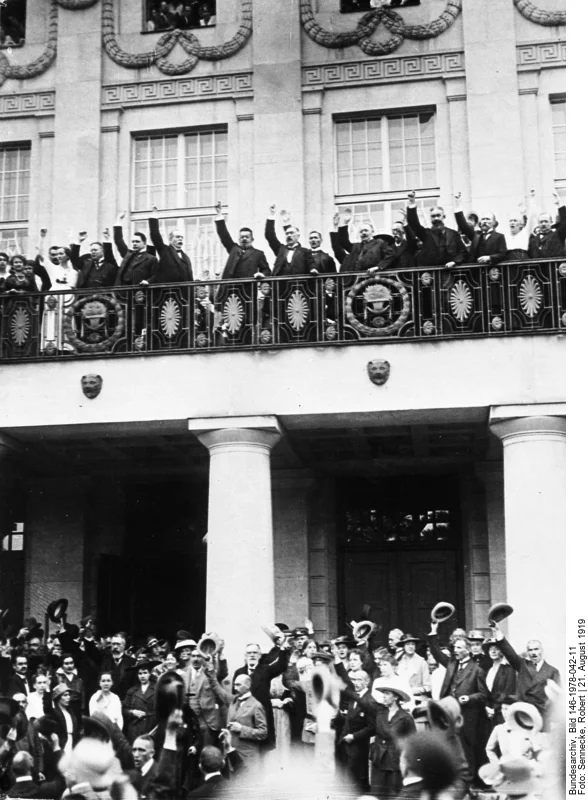 Weimar, 21. August 1919. Nach der Vereidigung: Reichspräsident Ebert, Reichskanzler Fehrenbvach und Regierungsmitglieder bei einem Hoch auf die Republik (Foto: Deutsches Bundesarchiv, Robert Sennecke, Bild 146-1978-042-11)