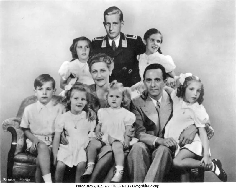 Familienporträt Goebbels: Mitte Magda Goebbels, Joseph Goebbels mit ihren sechs Kindern Helga, Hildegard, Helmut, Hedwig, Holdine und Heidrun. Dahinter Harald Quandt in der Uniform eines Feldwebels der Luftwaffe. Das Bild stammt aus den Jahren 1940/1942. (Bild: Deutsches Bundesarchiv, 146-1978-086-03)