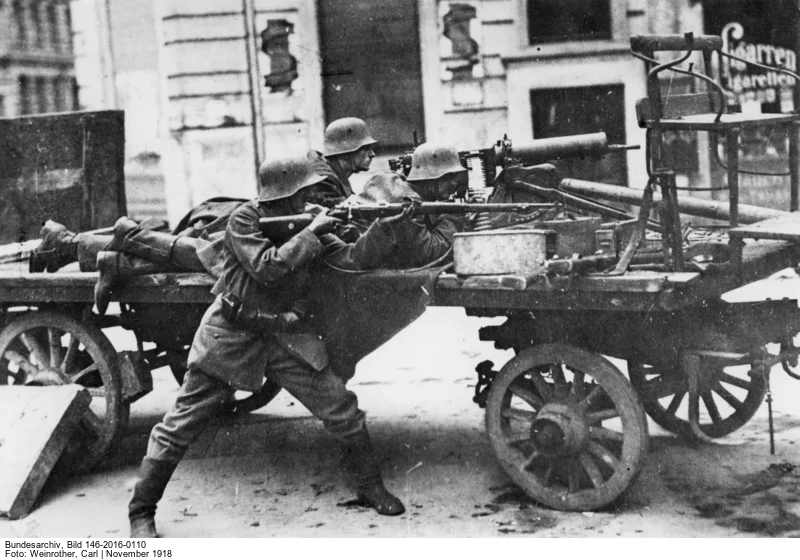 Regierungstruppen gegen in der Grossen Frankfurter Strasse in Berlin gegen die radikallinken Spartakus-Kämpfer vor, 9. November 1918 (Foto: Deutsches Bundesarchiv, Bild Bild 146-2016-0110)
