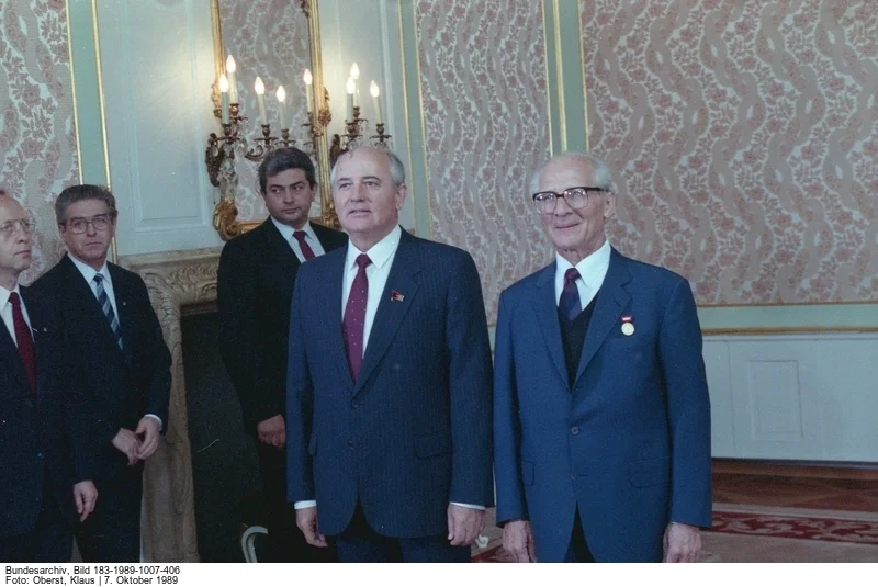 Im Bild Honecker (rechts) elf Tage vor seinem Sturz mit Michail Gorbatschow in Berlin. (Foto: Deutsches Bundesarchiv, Bild 183-1989-1007-406, Fotograf: Klaus Oberst). Honecker war seit 1971 Generalsekretär der DDR-Staatspartei SED. An der Sitzung des Politbüros am 17. Oktober schlägt Willi Stoph vor, Honecker abzusetzen und Egon Krenz zum neuen Generalsekretär zu wählen. Nach dreistündiger Sitzung der Politbüros fällt der Entscheid einstimmig: Honecker muss weg! Anschliessend stimmt das Zentralkomitee der …