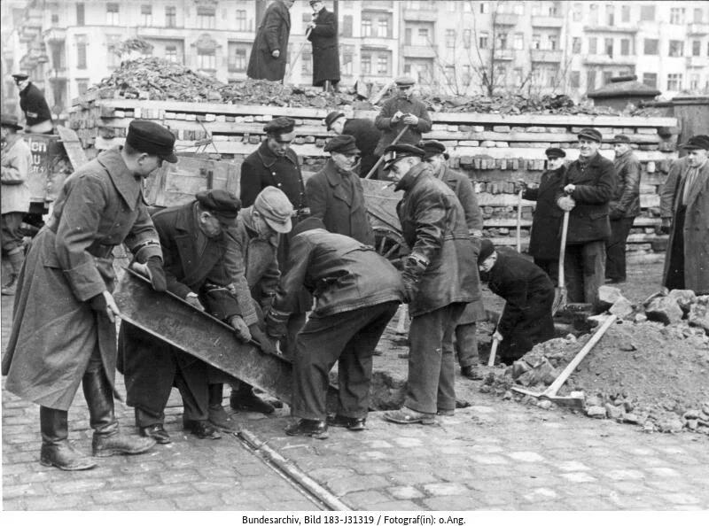 Bau von Verteidigungsanlagen und Strassensperren in Berlin (Bild: Deutsches Bundesarchiv)