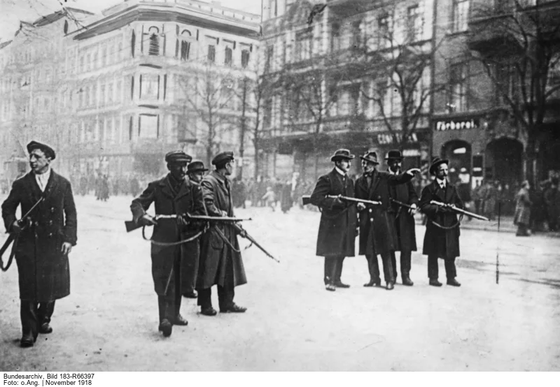 Kommunisten und andere linksradikale Kräfte, die vom Marxisten Karl Liebknecht angeführt werden, erklären die provisorische Regierung des Sozialdemokraten Friedrich Ebert für abgesetzt und wollen Deutschland in die Arme der Bolschewisten treiben. Im Bild: Spartakisten in den Strassen von Berlin. (Foto: Deutsches Bundesarchiv, Bild 183-R66397) Die SPD antwortet mit einem Generalstreik und Massendemonstrationen. Es folgt eine blutige Vergeltung regierungsfreundlicher Milizen. Höhepunkt ist die Ermordung der …