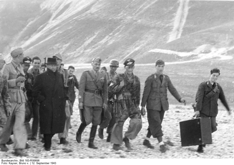 Mit einer spektakulären Aktion befreien deutsche Fallschirmjäger und ein SS-Kommando den gestürzten Benito Mussolini aus seiner Gefangenschaft auf dem Gran Sasso in den Abbruzzen. Mit einem Kleinflugzeug wird der Faschisten-Führer ausgeflogen und via Wien und Deutschland nach Salò am Garda-See gebracht, wo er die „Italienischen Sozialrepublik“ errichtet, ein militärisches Protektorat Deutschlands. Im Bild Benito Mussolini mit (links von ihm) Otto Skorzeny, SS-Hauptsturmführer. (Foto: Deutsches Bundesarchiv…