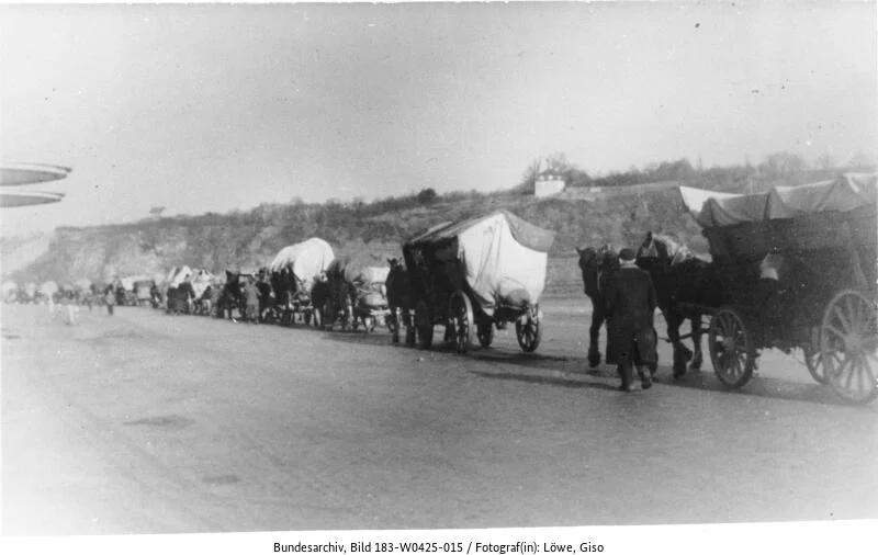 Menschen verlassen die Stadt, Bild: Deutsches Bundesarchiv 183-WO425-015