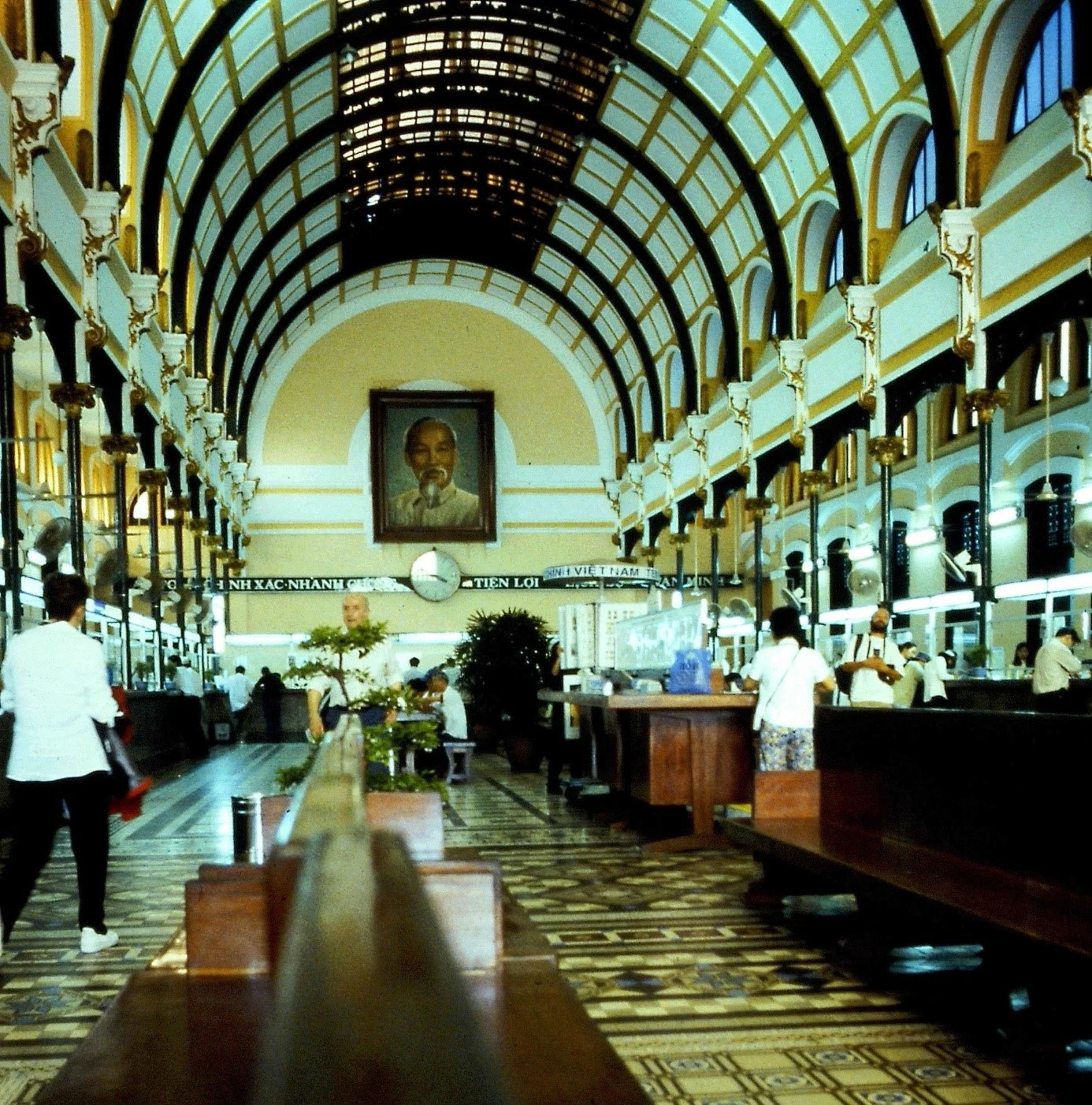 Ho Chi Minh-Stadt, Hauptpostamt mit Bild von Onkel Ho (Foto: Armin Wertz)

 
