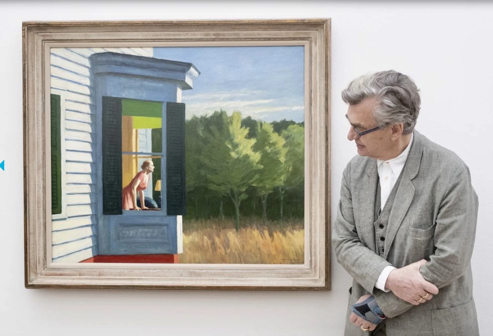 Die Fondation Beyeler hatte den deutschen Filmregisseur Wim Wenders um einen Filmbeitrag zu Hopper gebeten.  Der Regisseur lässt in seinem 14-minütigen Film „Two or Three Things I Know about Edward Hopper“ Schauspieler Posen von Figuren in Hoppers Bildern einnehmen und das, was auf den Bildern beginnt, weiterspielen. Der Film ist im 3D-Verfahren gedreht. Im Bild: Wim Wenders in der Fondation Beyeler neben dem Bild „Cape Cod Morning“. (Foto: Keystone/Ennio Leanza)