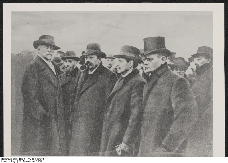 20. November 1918: Beisetzung von Revolutionsopfern in Berlin, von links: PhilippScheidemann, Eugen Ernst, Friedrich Ebert, Hugo Haase, Emil Barth Trauerkundgebung auf dem Tempelhofer Feld (Foto: Deutsches Bundesarchiv, Bild Y 1 6C461-15048)