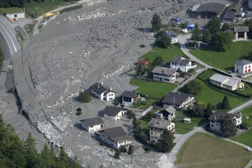 Es ist der grösste Bergsturz in Graubünden seit Jahrzehnten. An der Nordflanke des 3369 Meter hohen Piz Cengalo stürzen drei Millionen Kubikmeter Gestein und Geröll mit einer Geschwindigkeit von 250 km/h durch das Val Bondasca bis nach Bondo im Bergell. Das Dorf, das 200 Einwohner zählt, wird evakuiert. Acht Berggänger aus Deutschland, Österreich und der Schweiz kommen ums Leben und sind trotz einer intensiven Suchaktion noch immer verschollenl. Am 25. und 31. August ereignen sich weitere Felsabbrüche und …