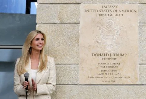 Zur Eröffnung der US-Botschaft in Jerusalem hat der amerikanische Präsident seine Tochter Ivanka, die im Weissen Haus offiziell als Beraterin fungiert, geschickt. Mit der Botschaftsverlegung hat Amerika Jerusalem als Hauptstadt Israels anerkannt. Benjamin Netanjahu sprach bei diesem Anlass von den Amerikanern als den besten Freunden des Israelischen Staates, der gestern vor 70 Jahren gegründet wurde. (Foto: Keystone/EPA/Abis Sultan)