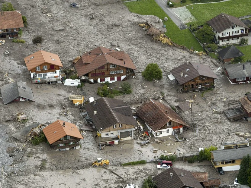 22. August 2005: Schwere Überschwemmunge fordern sechs Tote (unter ihnen zwei Feuerwehrmänner) und Schäden in der Höhe von drei Milliarden Franken. Betroffen sind vor allem weite Teile der Innerschweiz, Luzern, das Berner Oberland, die Stadt Bern und Teile des Kantons St. Gallen. Die heftigen Regenfälle haben Seen, Flüsse und Bäche über die Ufer treten lassen. Ganze Dorfteile, Wohnhäuser und Industrieanlagen liegen im Wasser. Zahlreiche Verkehrsverbindungen sind unterbrochen, Gemeinden sind isoliert. An me…