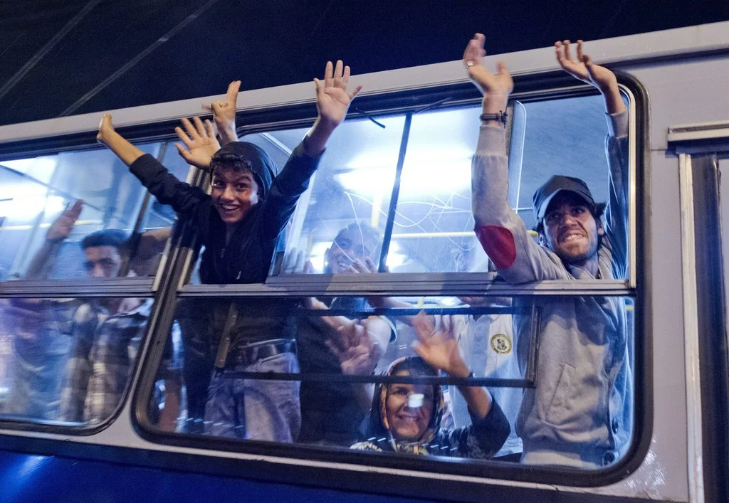 Tausende im Zentrum von Budapest gestrandete Flüchtlinge aus Syrien, dem Irak und Afghanistan dürfen nach tagelangem Warten nach Österreich ausreisen. Ungarn stellt mehrere Dutzend Busse zur Verfügung, die die Geflüchteten an die Grenze bringen. Einige hundert marschieren bei strömendem Regen auf der Autobahn Richtung Österreich. Im Bild die Abfahrt eines mit Flüchtlingen besetzen Zuges in Budapest. (Foto: Keystone)