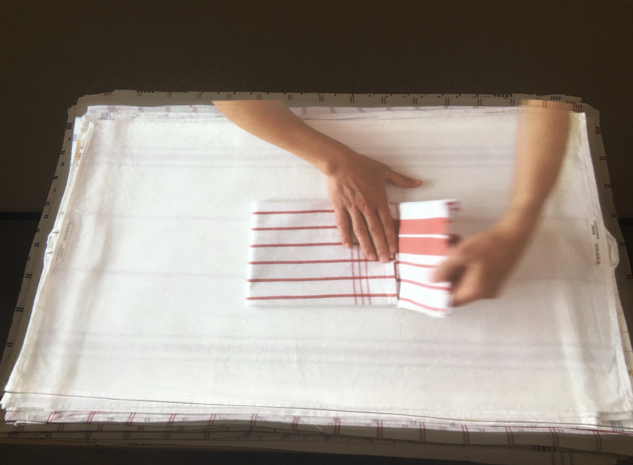 Evelina Cajacob: HandArbeit, 2010. Tisch, Handtücher, Videoinstallation mit Ton. Bündner Kunstmuseum Chur