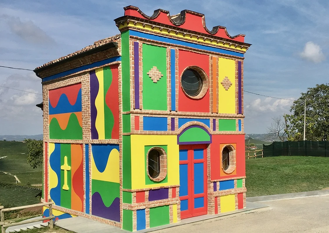 Capella del Barolo mit der von Sol LeWitt gestalteten Fassadenbemalung (Foto: J21, Fabrizio Brentini)