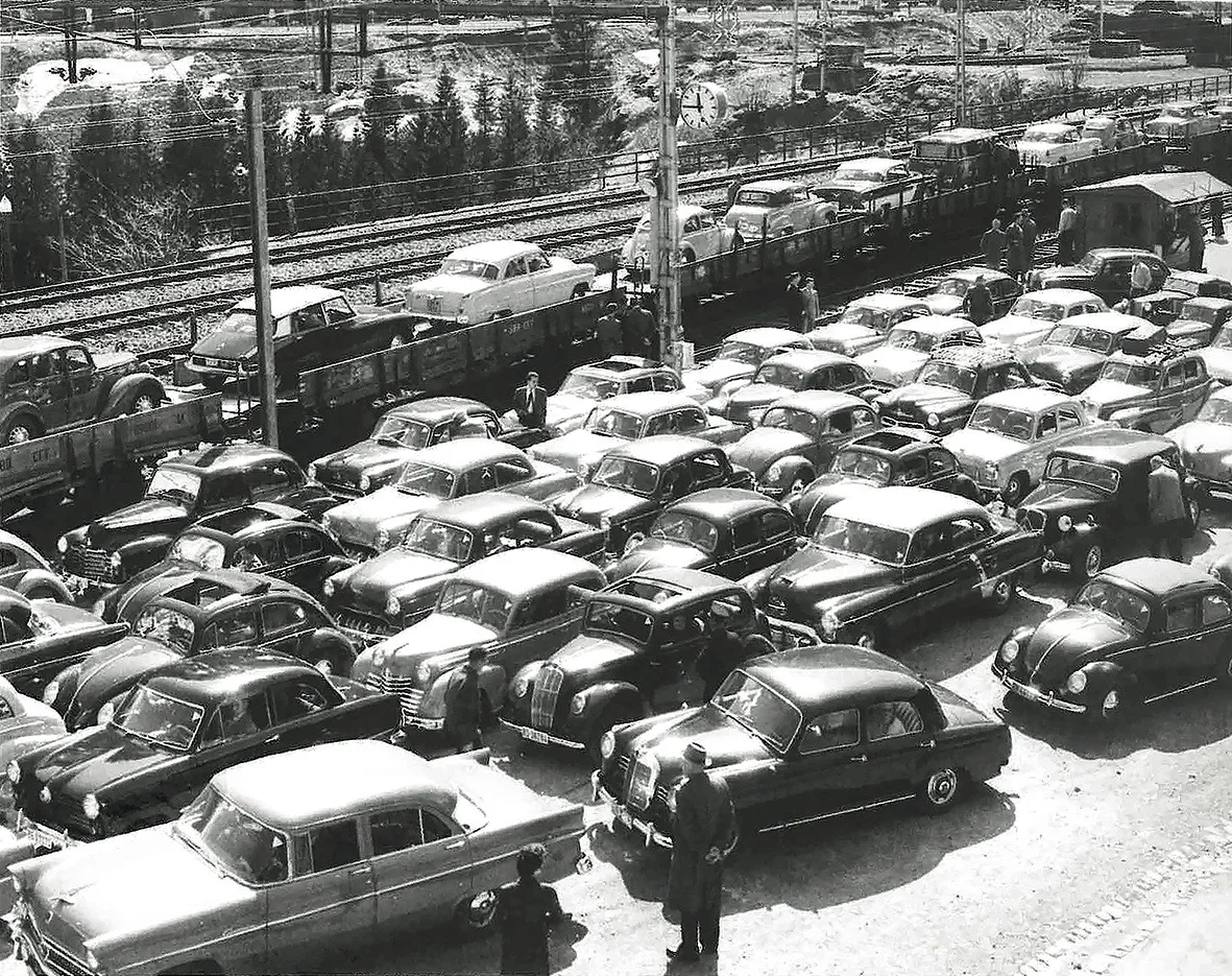 Verladen der Autos auf die Autozüge in Airolo