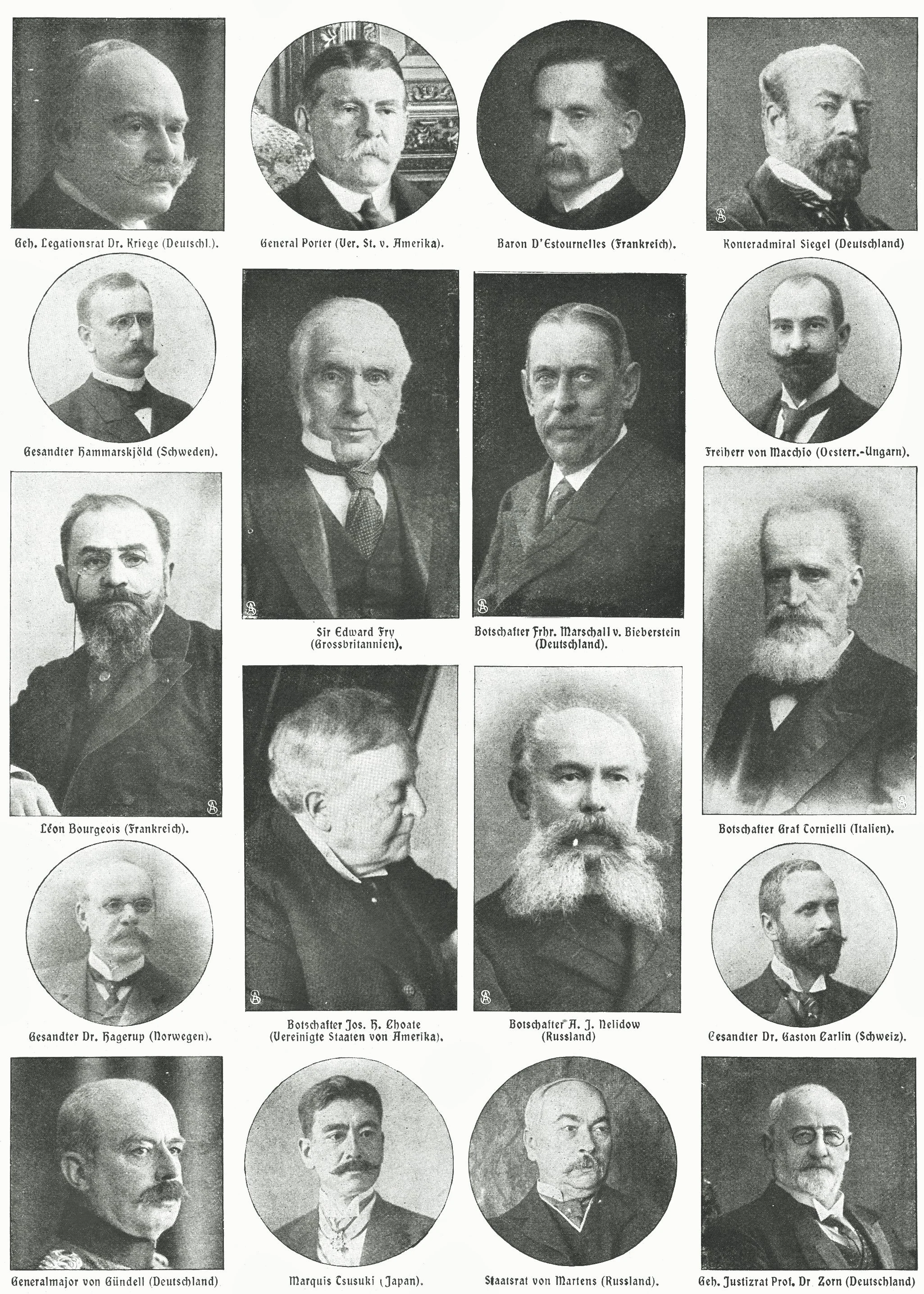 1907: Beginn der 2. Haager Friedenskonferenz. 44 Staaten, unter ihnen die Schweiz, versuchen, rechtliche Normen für eine friedliche Beilegung internationaler Streitfälle zu erreichen. Man einigt sich auf Verhaltensregeln im Konfliktfall. Vertreten ist die Schweiz von Fürsprecher Gaston Carlin (Zweitunterster rechts). Für die Land- und Seekriegsführung werden Normen ausgearbeitet. Ferner kommt man überein, einen internationalen Schiedsgerichtshof in Den Haag zu errichten. Die Konferenz dauert bis zum 18. Ok…