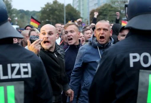 In Erwartung neuer Demonstrationen in Chemnitz rüstet die Polizei auf und erhält Unterstützung aus anderen Bundesländern. Am 1. September demonstrieren über 8’000 Menschen: die Hälfte nimmt an einem Marsch der AfD, der Pegida und ausländerfeindlichen Gruppen teil. Einzelne Demonstranten erheben den Arm zum Hitlergruss. Die andere Hälfte demonstriert vor der Johanniskirche für Frieden und gegen Ausländerfeindlichkeit. (Foto: Keystone/EPA)