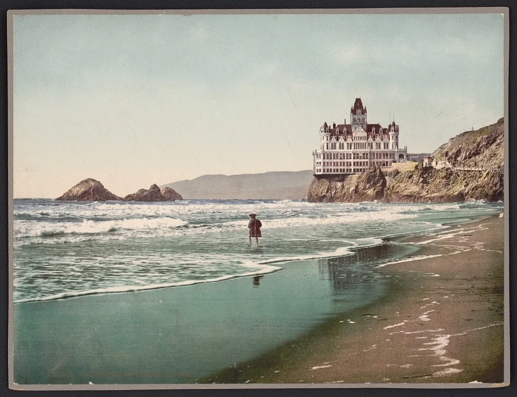 Das „Cliff House“ in San Francisco brennt innerhalb von zwei Stunden nieder. Die Grundmauern des Palastes, der im französischen Château-Stil konzipiert wurde, lagen etwa 70 Meter über dem Meeresspiegel. Das Haus beherbergte ein feines Restaurant und ein kleines Museum. Die Schickeria veranstalte in den weiten Räumen ihre Feste, und die Präsidenten William McKinley und Theodore Roosevelt empfingen dort hohe Gäste aus aller Welt. Das grosse Erdbeben von 1906 fügte dem Klippenhaus kaum Schaden zu. Mit 75’000 …