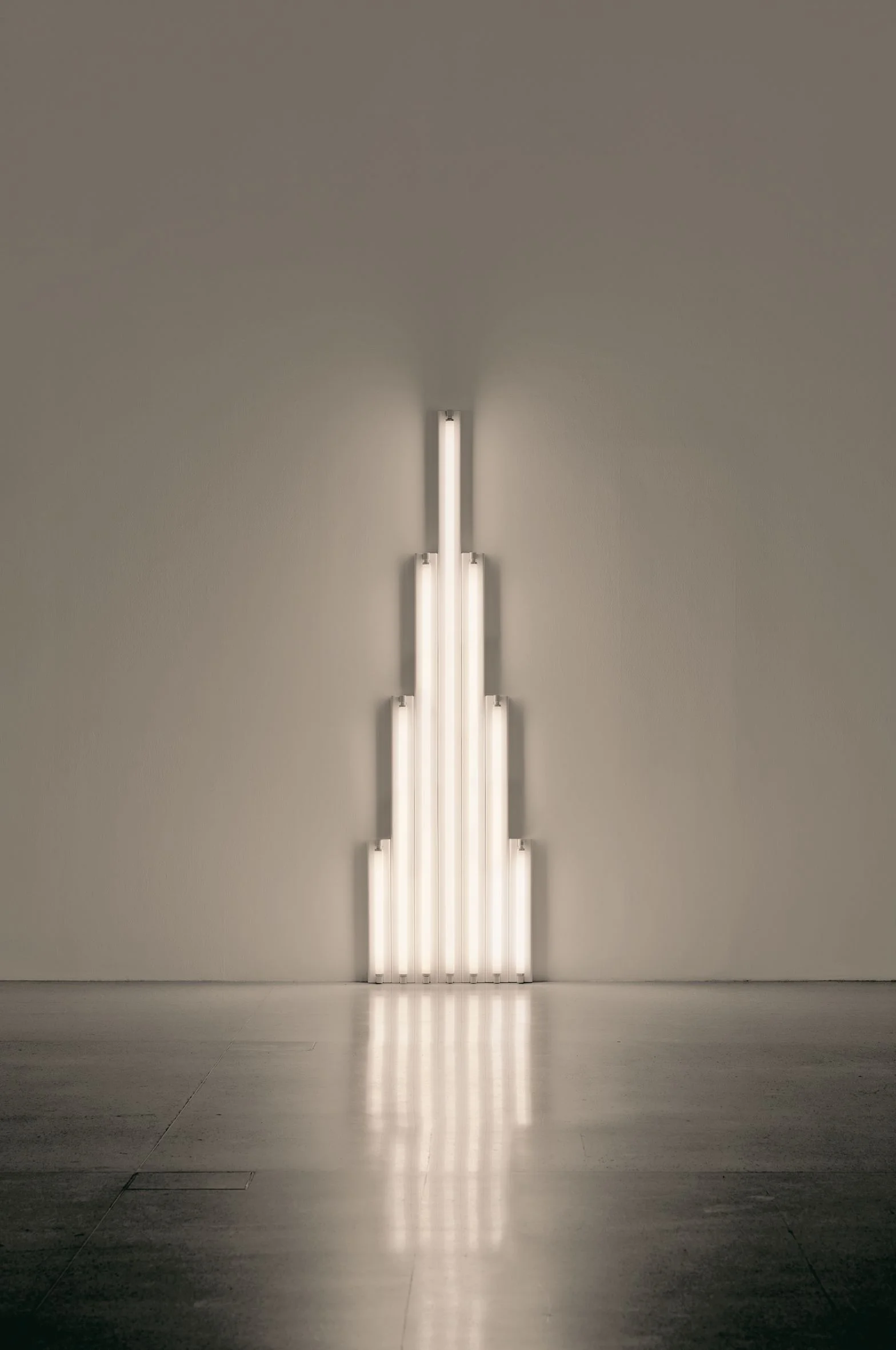 «monument» 1 for V. Tatlin, 1964
The Estate Collection David Zwirner
Foto: Billy Jim, New York 
Courtesy of David Zwirner, New York
© 2012 Stephen Flavin / Pro Litteris, Zürich