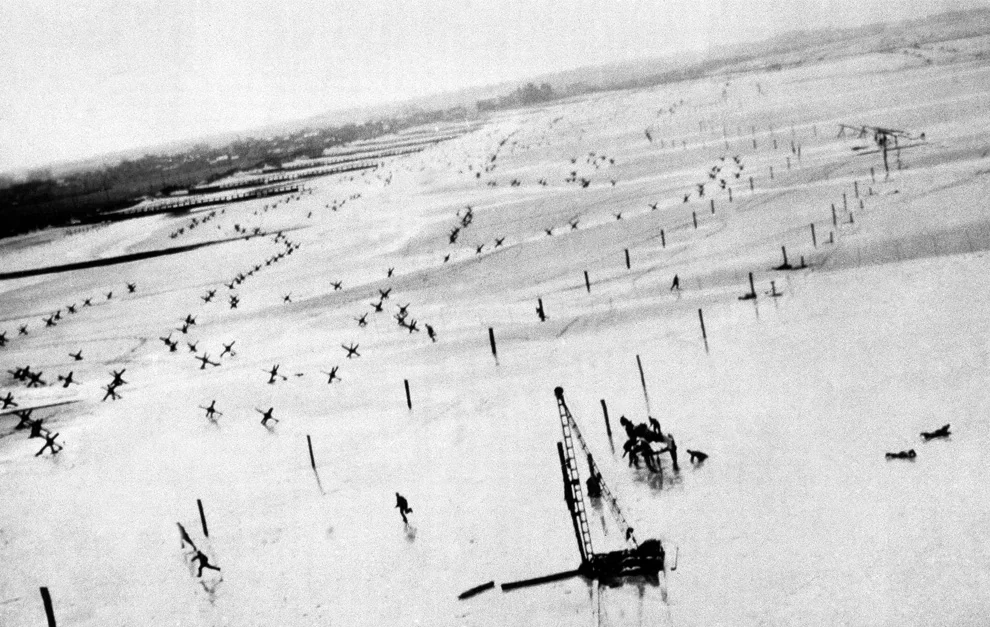 Vor der Invasion machen tieffliegende amerikanische Aufklärungsflugzeuge Bilder von der französischen Kanalküste. (Foto: AP)