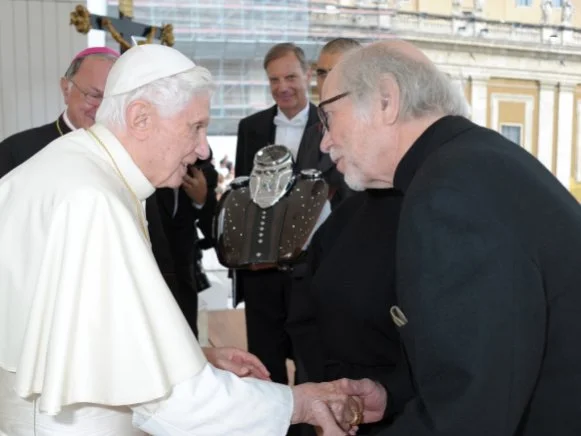 Willie G. Davidson beim Papst, hinten der beschriftete Tank