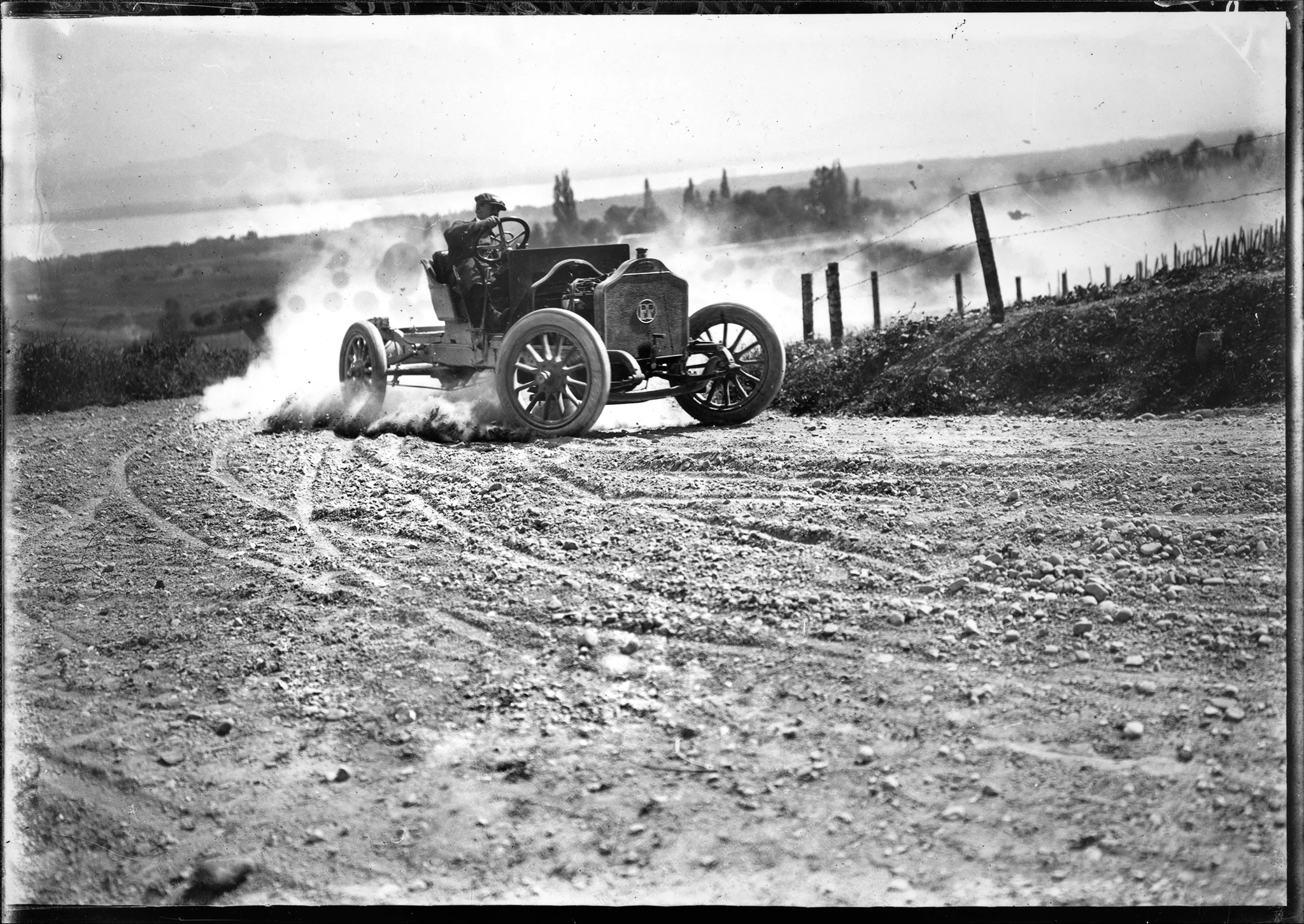 Autorennen des Automobil-Clubs der Schweiz, Rennstrecke Gilly-Burtigny, Kanton Waadt, 1912 
© Keystone / Photopress-Archiv / Jules Decrauzat