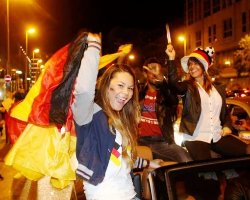 Freudentaumel in ganz Deutschland. Die deutsche Mannschaft besiegt im Final Argentinien mit 1:0 und ist Weltmeister.