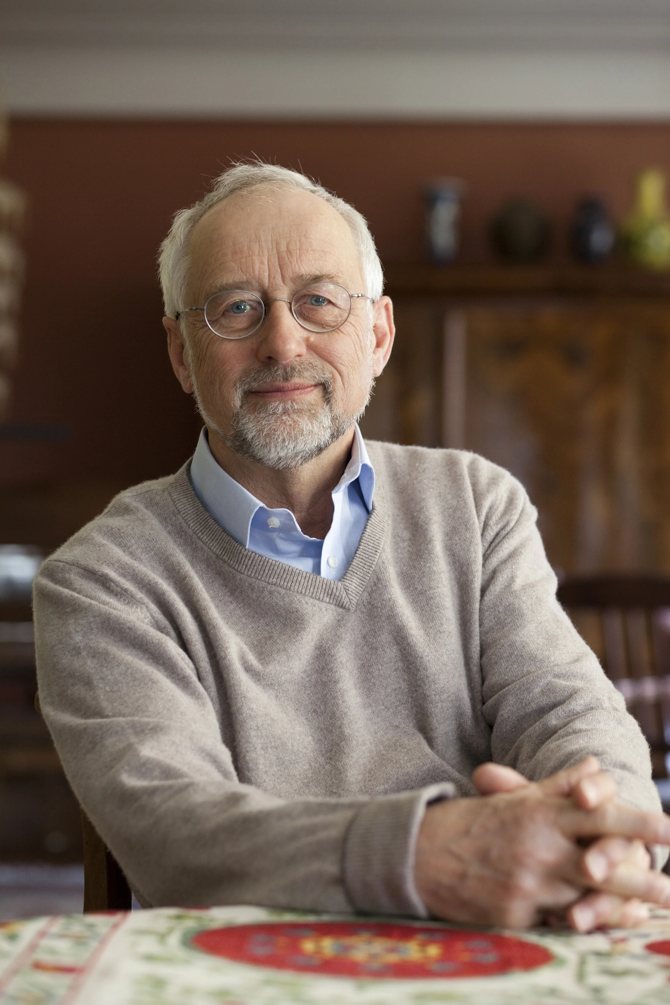 Dieter Freiburghaus (* 1943) ist emeritierter Professor am IDHEAP (Institut de hautes Etudes en Administration public der Universität Lausanne) mit Schwerpunkt in Europastudien.  In seinem Buch „Königsweg oder Sackgasse. Sechzig Jahre schweizerische Europapolitik“ aus dem Jahr 2009 hat sich Freiburghaus ausführlich mit dem komplexen Verhältnis der Schweiz zu Europa auseinandergesetzt.