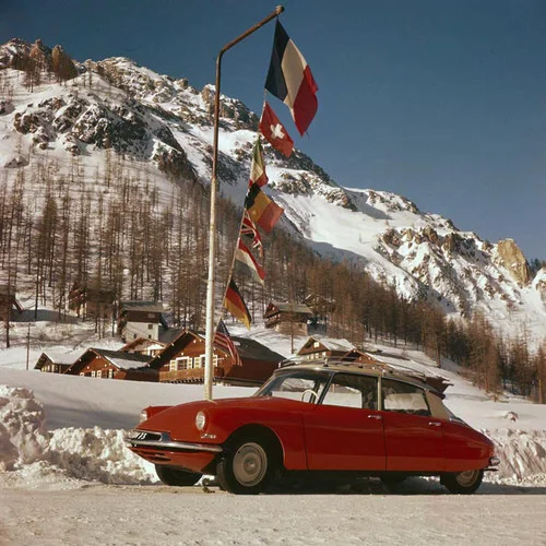 Am Pariser Autosalon wird erstmals der inzwischen legendäre Citroën DS-19 präsentiert. In den ersten 45 Minuten werden 750 Stück verkauft, nach einem Tag sind es 12'000 und bei der Schliessung des Salons fast 80'000. Bis zum 24. April 1975 werden insgesamt 1'456'115 Fahrzeuge der DS-Reihe gebaut. Das Bild zeigt einen Citroën ID 19 im Mai 1957. (Foto: L'Histoire Citroën)