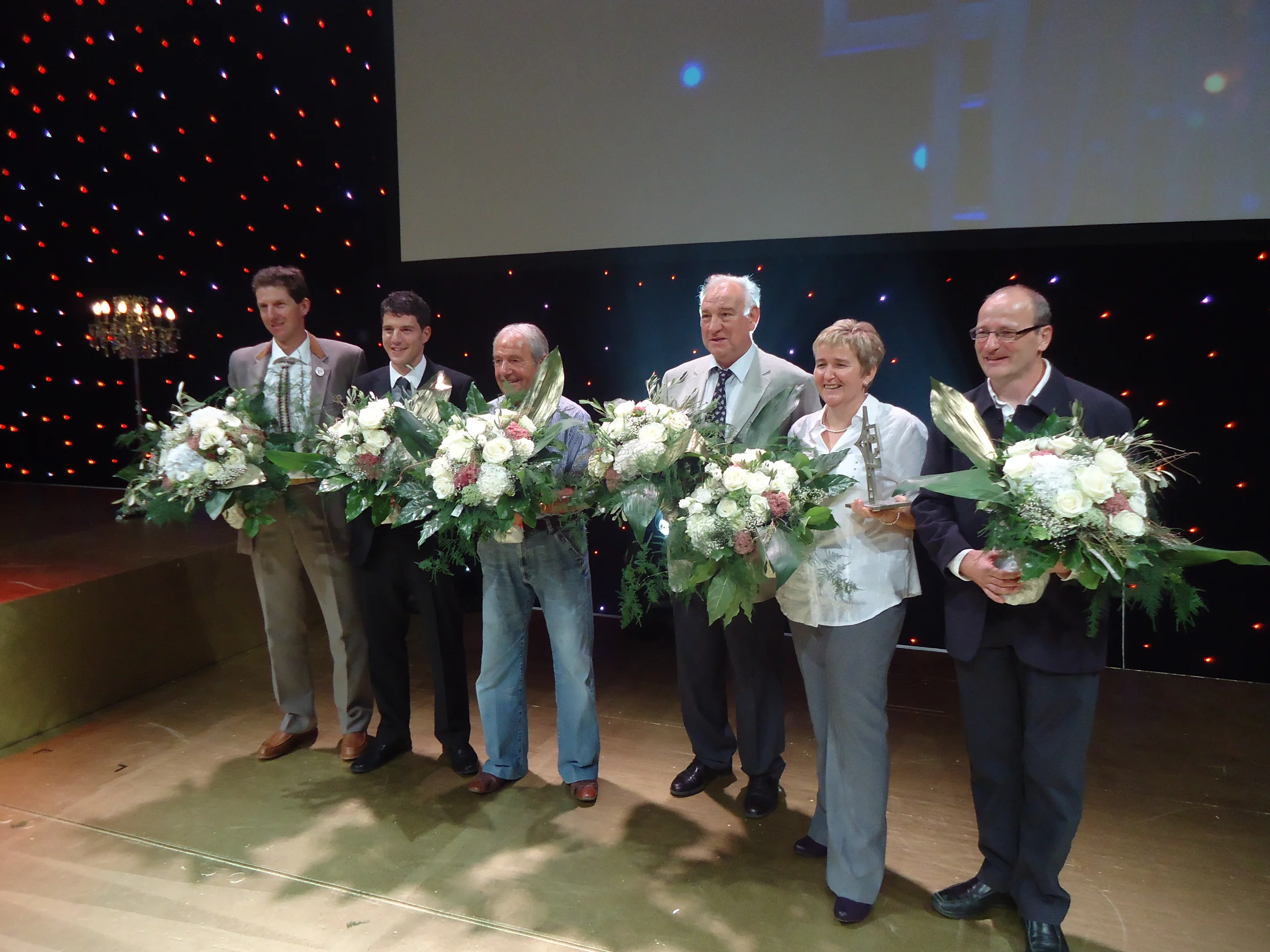 Die Gewinner des "Prix Courage": Von links nach rechts: Richard Lehner und Daniel Aufdenblatten gewinnen den Publikumspreis. Den Preis der Jury erhalten die Jurassier Raoul Challet, Bernard Hengy, Michèle Christe und Jean-Marc Christe (Foto: hh)