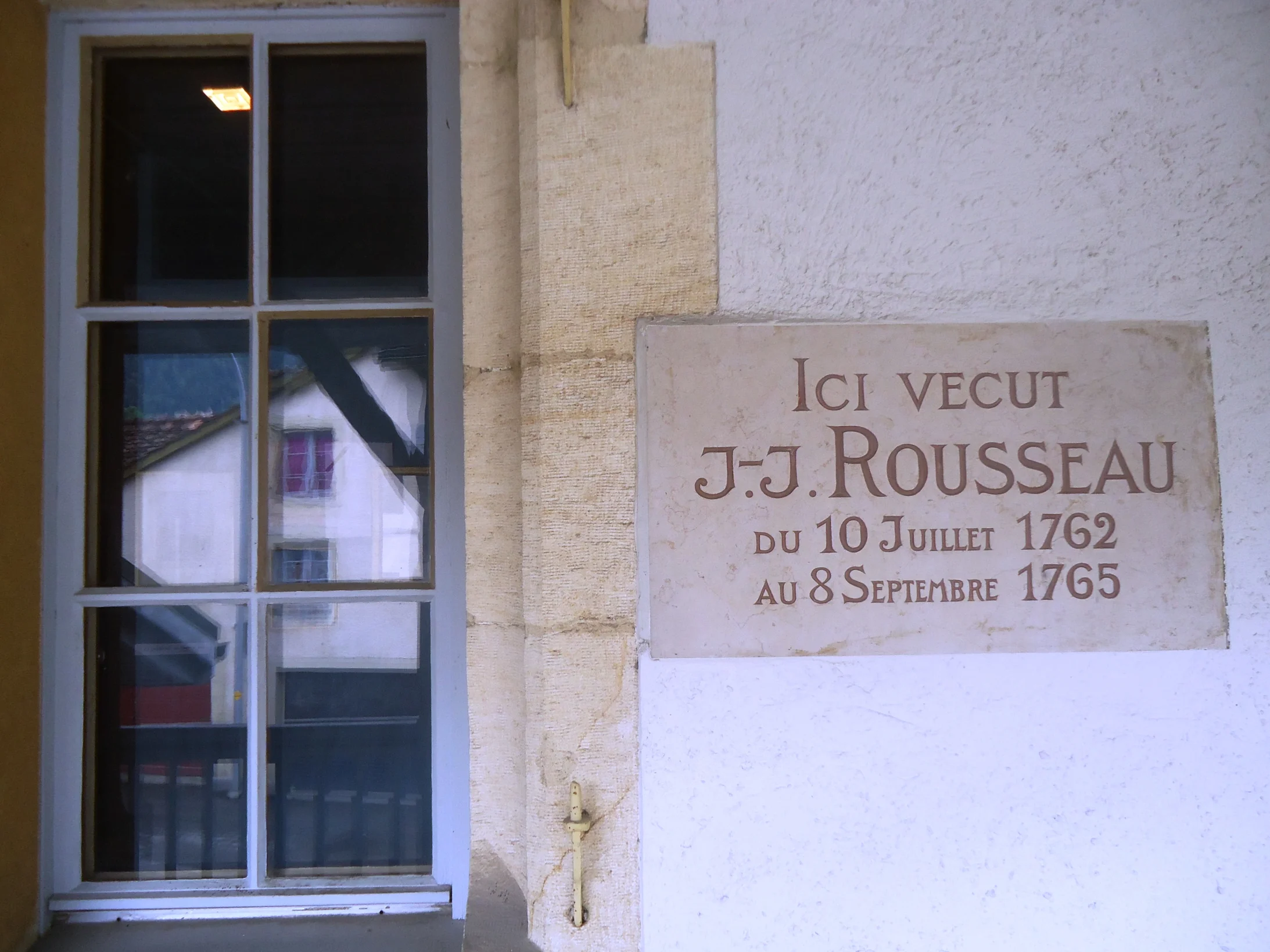 Durch dieses Fenster wurde angeblich der grosse Stein geschmettert, der Rousseau verletzten sollte.