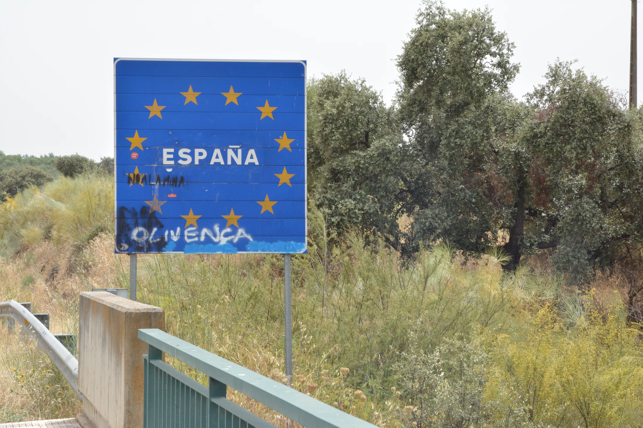 Nach Überquerung des Guadiana sind wir in Spanien. Aber in einem Teil von Spanien den manche Portugiesen gern wieder als Teil ihres Landes sähen. Der nächste Ort ist Olivenza, der sich auf Portugiesisch aber Olivença schreibt
