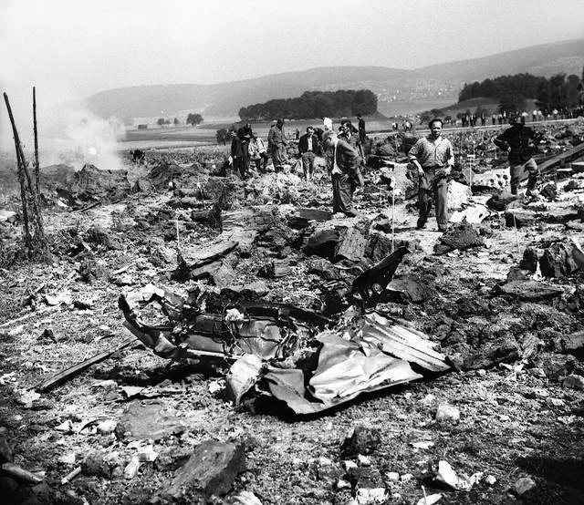 4. September 1963: Bei Dürrenäsch im Kanton Aargau stürzt eine Swissair-Caravelle ab. Das Flugzeug war auf dem Weg von Zürich via Genf nach Rom. 80 Menschen sterben, unter ihnen 43 aus Humlikon. Damit verliert das Zürcher Dorf einen Fünftel seiner Einwohner. Unter den Toten befinden sich alle Gemeinderäte von Humlikon sowie Schulpfleger. An Bord des Flugzeuges war ein Brand ausgebrochen. Die Opfer hinterlassen 39 Vollweisen. (Foto: www.humlikon.net)