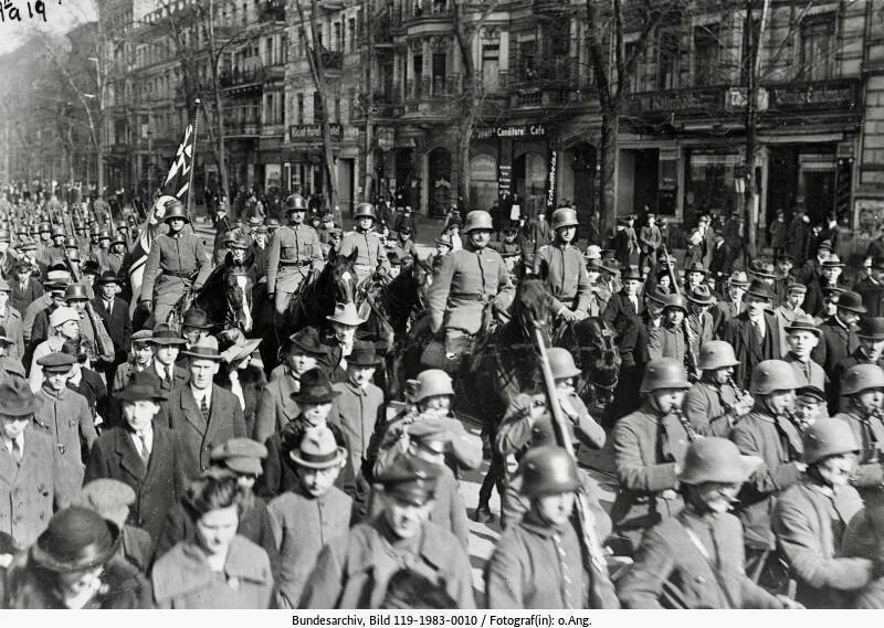 Einzug der Marinebrigade Ehrhardt in Berlin, an der Spitze eine Militärkapelle (Bild: Deutsches Bundesarchiv, 119-1983-0009, März 1920)
