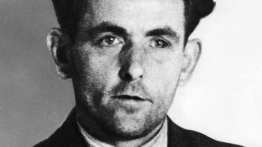 Johann Georg Elser verübt im Bürgerbräukeller in München ein Bombenattentat auf Adolf Hitler und die NS-Führungsspitze. Hitler verlässt das Lokal unplangemäss früher als erwartet. Als die durch Zeitzünder ausgelöste Explosion erfolgt, hat er den Bürgerbräukeller schon verlassen. Acht Menschen sterben bei der Explosion. Elser wird vor dem Übertritt in die Schweiz festgenommen. Kurz vor Kriegsende wird er im KZ Dachau hingerichtet.