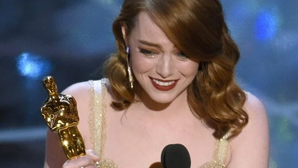 And the Oscar goes ... Emma Stone wird als beste Hauptdarstellerin im Film „La La Land“ ausgezeichnet. Zum besten Film wird an der 89. Oscar-Verleihung im Dolby Theatre in Los Angeles „Moonlight“ in der Regie von Barry Jenkins erkoren. „Moonlight“ ist die Geschichte eines jungen homosexuellen Afroamerikaners. Bei der Verkündung der Sieger gab es eine Panne. Zunächst präsentierte Faye Dunaway „La La Land“ als besten Film. Das Versehen wurde schnell korrigiert. „La La Land“ erhielt auch Oscars für die beste …